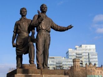 Памятник рабочим советской эпохи на Зеле