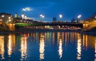 Зеленый мост Вильнюса в вечернее время.