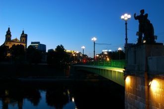Зеленый мост в Вильнюсе в вечерней подсв