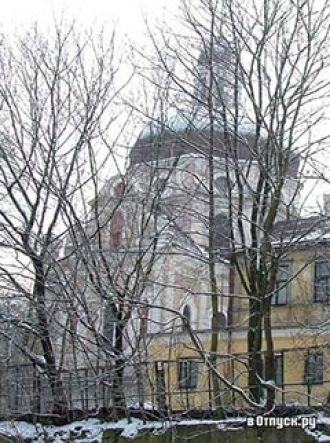 Костел Святого Иисуса зимой в снегу.