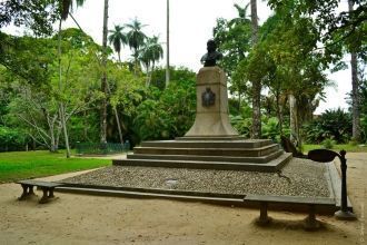В ботаническом саду установлен памятник 