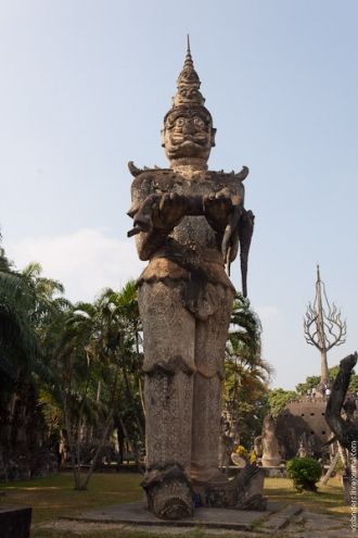 Самая высокая статуя в парке.