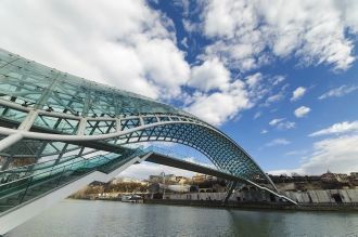 Мост представляет собой прозрачную сталь