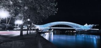 Мост с навесом из стеклянных конструкций