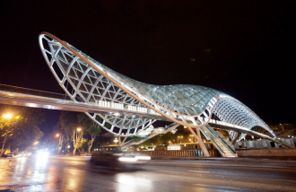 Стеклянный мост олицетворяет принцип раз