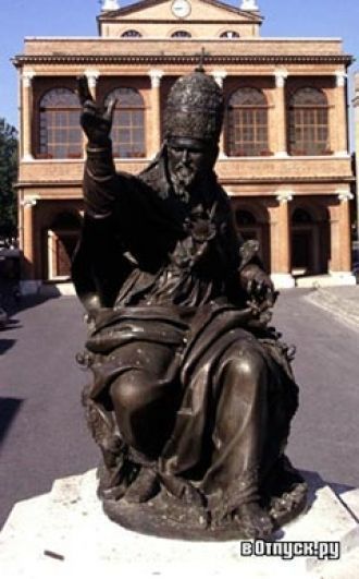 Памятник Павлу V на площади Кавур (недал