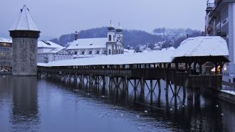 Мост Капелльбрюкке зимой в снегу.