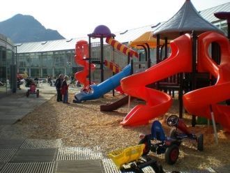 Горки для детей в тематическом парке Юнг