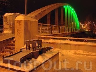 Арочный мост «Каарсильд» в вечерней подс