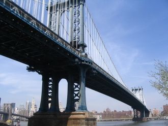 Манхэттенский мост имеет четыре полосы д