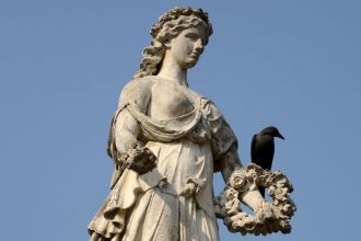Статуя римской богини Флора и облюбовавш