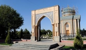 Мечеть Намозгох находится в городе Нурат