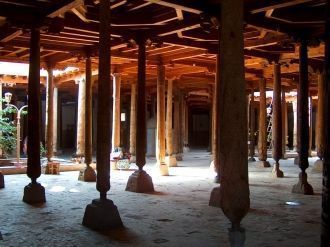 Деревянные колонны в мечети Джума в Хиве