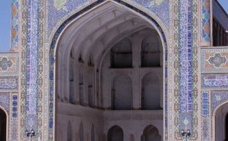 Большой внутренний двор мечети обрамляют