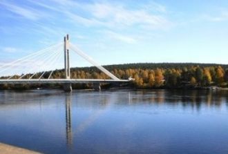Мост соединяет берега реки Кемийоки, по 