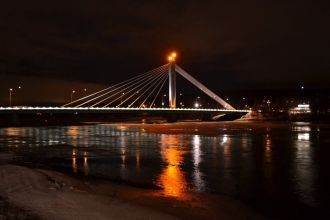 Мост Яткянкюнтилля ночью в подсветке.