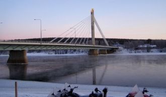 Мост Яткянкюнтилля зимой в снегу.