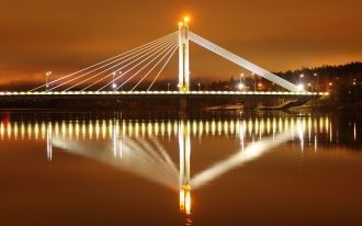 Мост Яткянкюнтилля в вечерней подсветке.