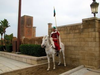 Охранник на коне около мечети Якуба аль-