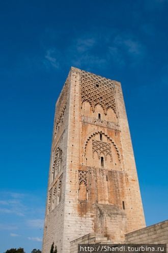 Башня Хассана около мечети - местная Вав