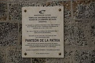 Табличка у входа в Национальный пантеон 