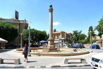 Внизу установленной на площади Ататюрка 