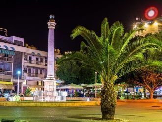 Площадь Ататюрка в ночной подсветке.