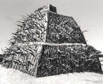 Могила аския, сооружённая в форме пирами