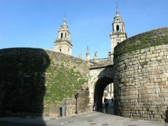 Ворота Santiago (св.Якова), через них шл