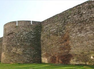 Общая длинна стен крепости составляет ок