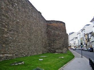 Построены стены Луго из сланца и гранита
