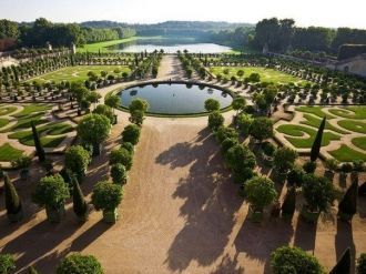 Королевский парк в Версале гордится вели