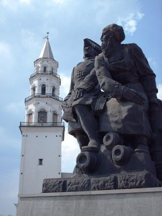 Памятник  Петру I и Никите Демидову.
