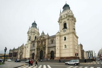 Кафедральный собор Лимы расположен на Пл