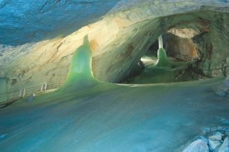 Замерзшие коридоры пещеры Айсризенвельт.