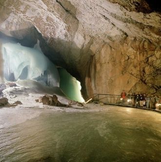 Пещера Айсризенвельт - маршрут с  перила