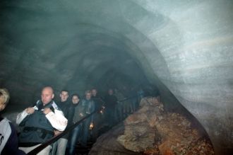 Первый километр пещеры покрыт льдом. Зре