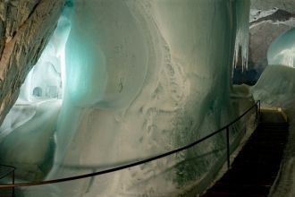 Проходы в ледяной пещере Айсризенвельт.