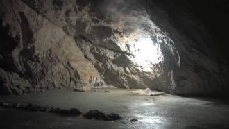 Сама система пещер Айсризенвельт размеще