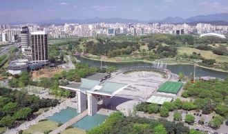 Вид на олимпийский парк в Сеуле с высоты