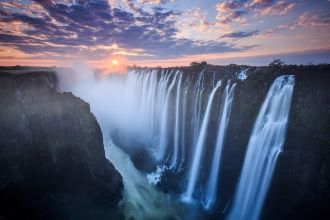 Водопад на реке Замбези является самым б