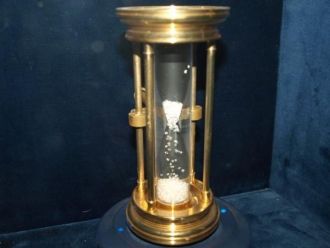 Музей алмазов. Песочные часы с бриллиант