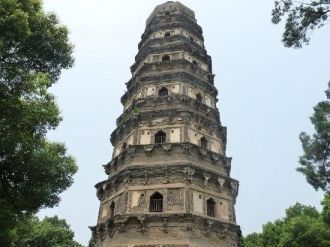 Пагода наклонная, как и прославленная Пи