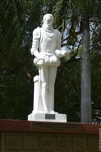 Памятник основателю города Леон-Вьехо,ка