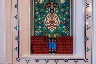 Отделанная мозаикой ниша с Кораном.