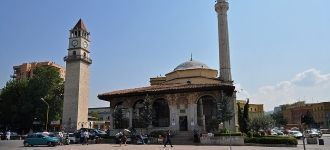 Мечеть расположена на площади Скандербег