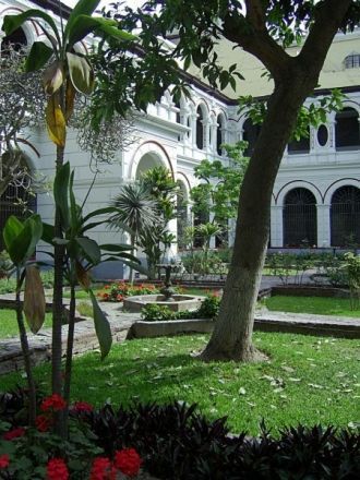 Собор Франциско в Лиме. Двор монастыря.
