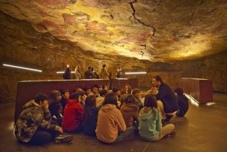 Группа детей на экскурсии внутри пещеры 