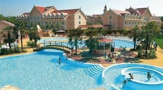 Огромный бассейн отеля площадью 3000 м2 
