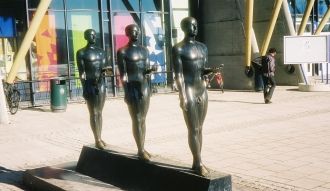 Памятник у входа в Норвежский Олимпийски